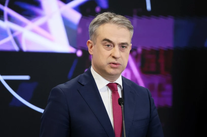 Wicepremier oraz minister cyfryzacji Krzysztof Gawkowski podkreśla, że Polska znajduje się na czołowej pozycji wśród krajów Unii Europejskiej, jeśli chodzi o ataki ze strony cyberprzestępców.