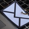 Ikona koperty e-mail z haczykiem symbolizująca zagrożenie phishingiem i potrzebę ochrony poczty przez Email Security Gateway