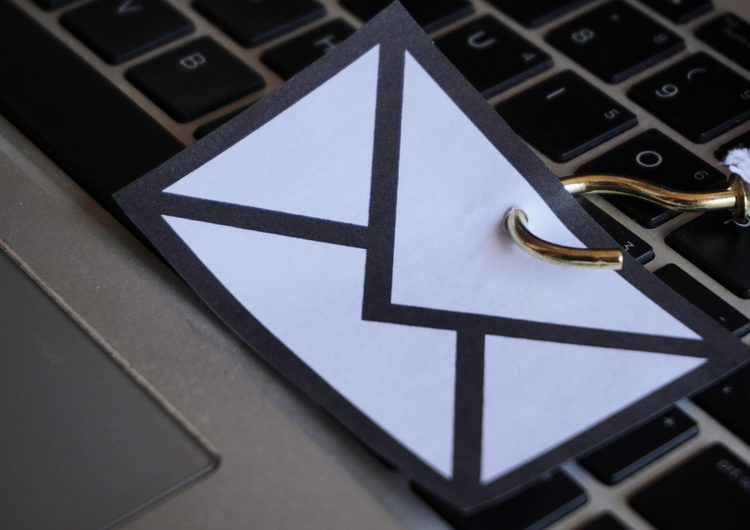 Ikona koperty e-mail z haczykiem symbolizująca zagrożenie phishingiem i potrzebę ochrony poczty przez Email Security Gateway