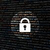 Kłódka na tle kodu programistycznego symbolizująca ochronę danych i cyberbezpieczeństwo w kontekście wycieku danych MyDr