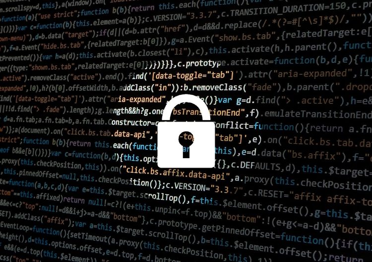 Kłódka na tle kodu programistycznego symbolizująca ochronę danych i cyberbezpieczeństwo w kontekście wycieku danych MyDr