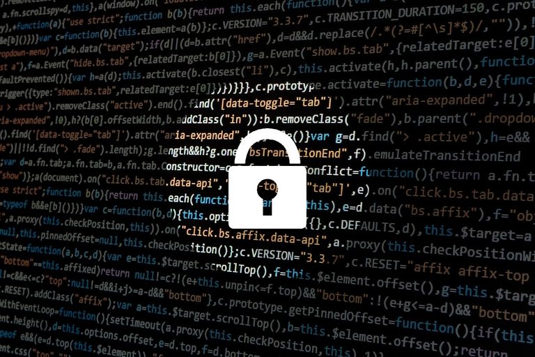 Kłódka na tle kodu programistycznego symbolizująca ochronę danych i cyberbezpieczeństwo w kontekście wycieku danych MyDr