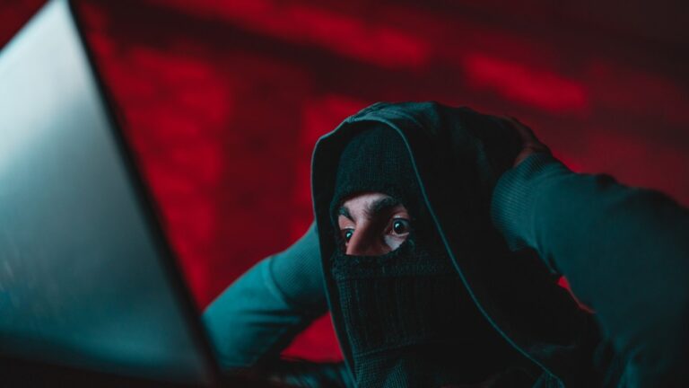 10 SYGNAŁÓW OSTRZEGAWCZYCH CYBERATAKU – JAK JE ROZPOZNAĆ I SIĘ CHRONIĆ
