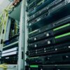 Szafa serwerowa z urządzeniami sieciowymi – podatności Fortinet i FortiMail