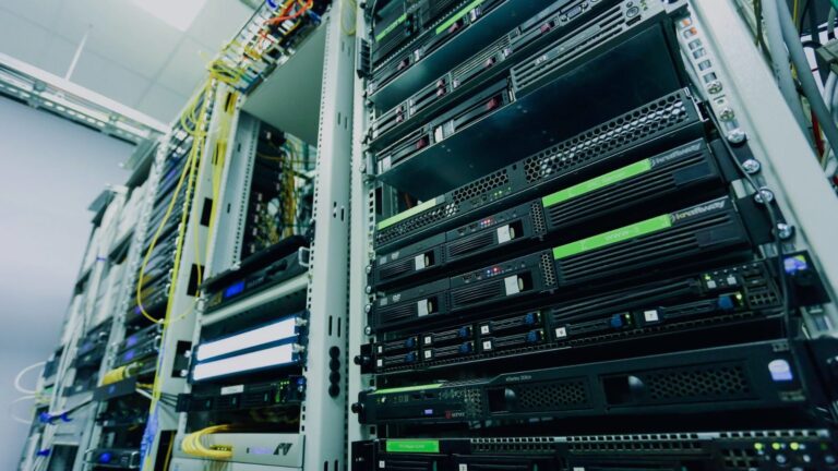 Szafa serwerowa z urządzeniami sieciowymi – podatności Fortinet i FortiMail