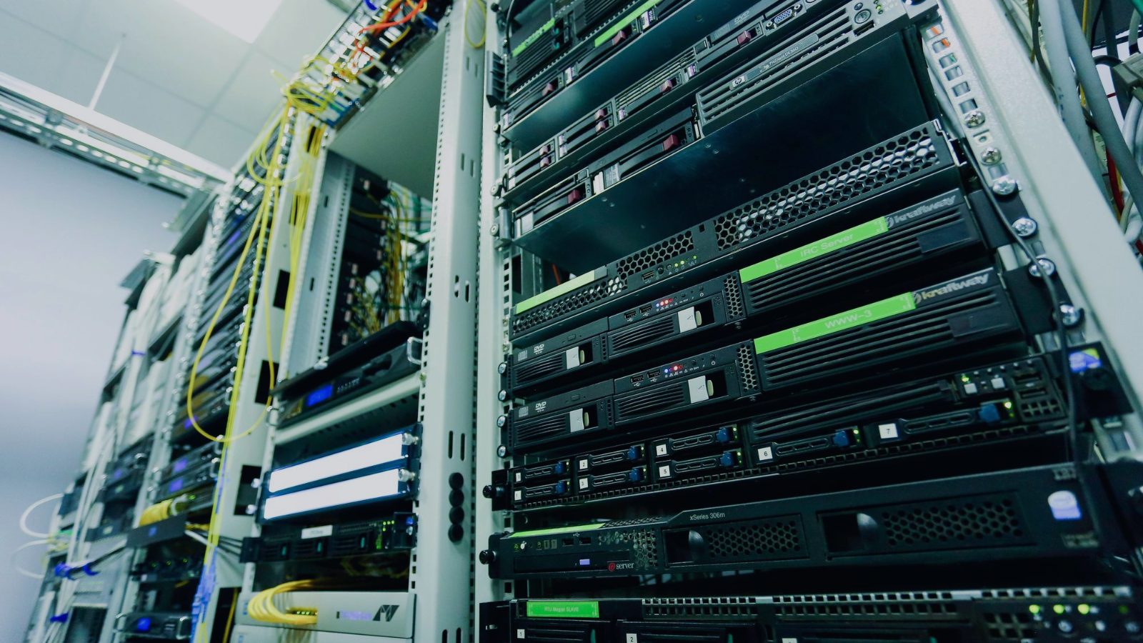 Szafa serwerowa z urządzeniami sieciowymi – podatności Fortinet i FortiMail