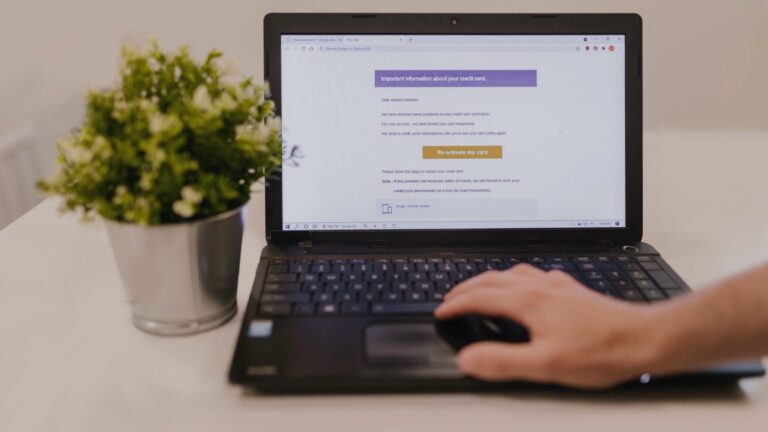 Laptop z otwartą skrzynką pocztową na biurku – przejęta poczta firmowa