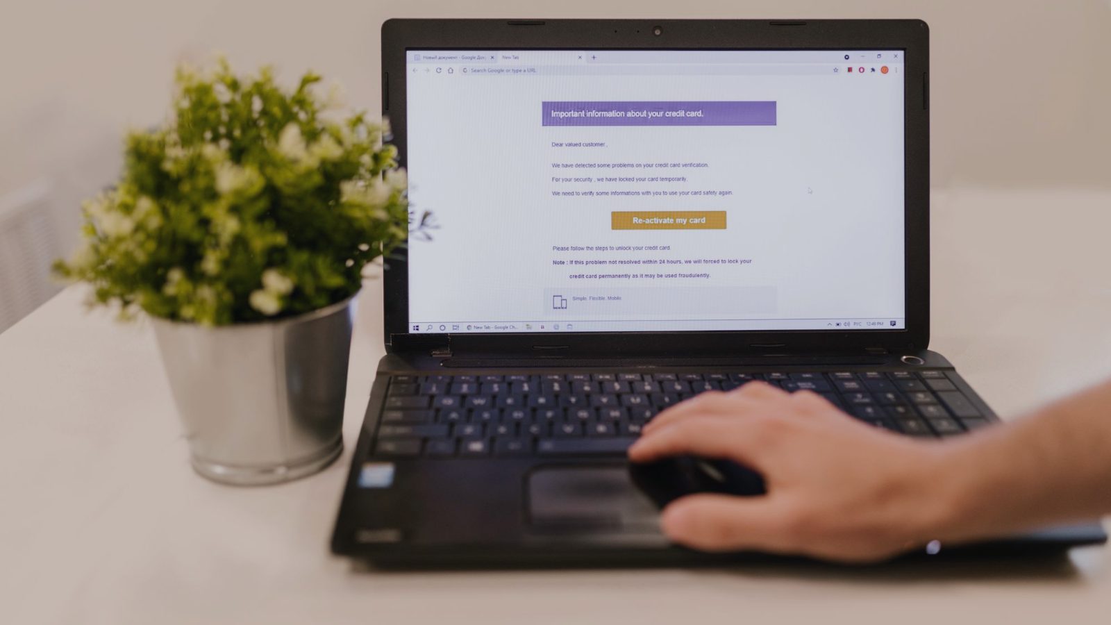 Przejęta skrzynka pocztowa w firmie – co zrobić w pierwszej godzinie 5 Laptop z otwartą skrzynką pocztową na biurku – przejęta poczta firmowa