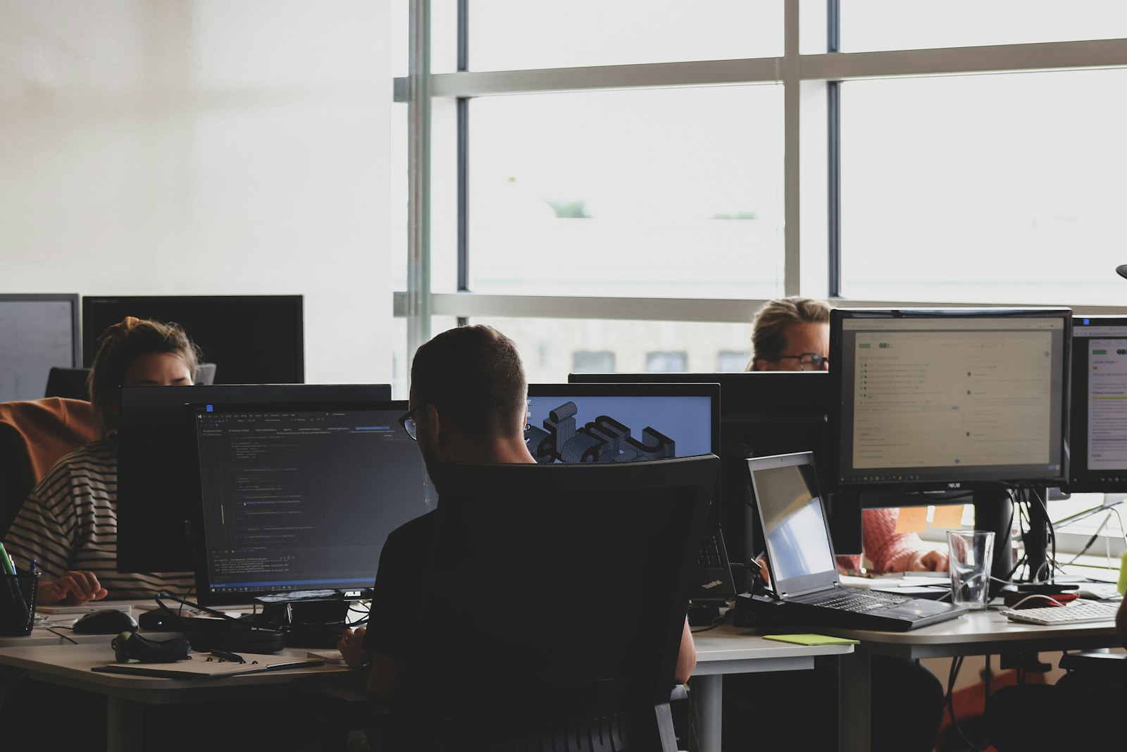 Zespół IT przy komputerach – obsługa incydentu poważnego i przygotowanie zgłoszenia do CSIRT w systemie S46